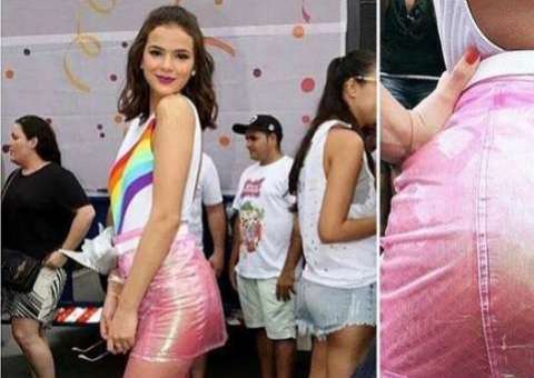 De saia transparente, Bruna Marquezine faz 'quadradinho' e arrasa dançando Anitta