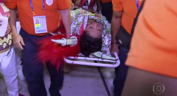 Porta-bandeira da Padre Miguel cai durante desfile e deixa Sapucaí em maca