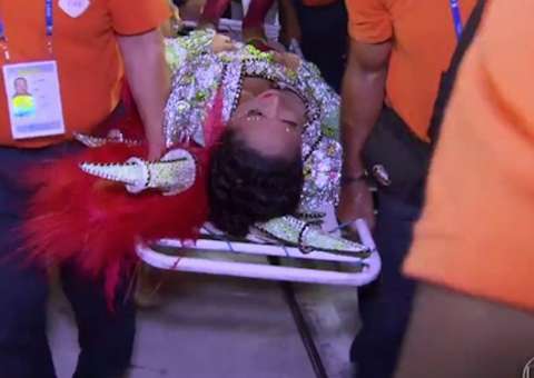 Porta-bandeira da Padre Miguel cai durante desfile e deixa Sapucaí em maca