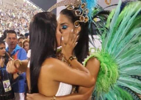 Gata dos nudes no Instagram pede Musa da Rocinha em casamento na Sapucaí 