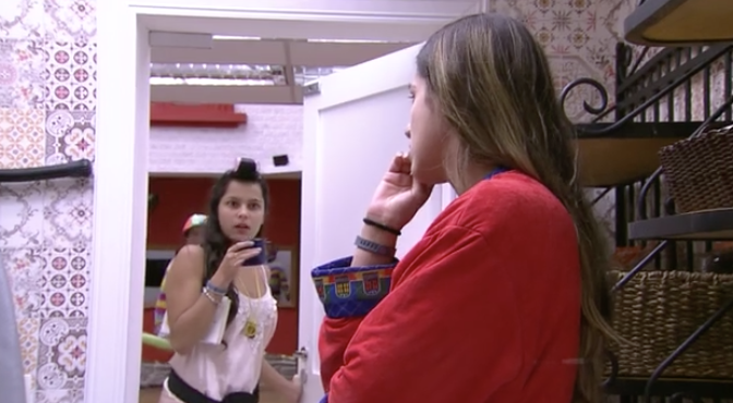BBB17: Emily flagra Marcos e Vivian juntos na despensa e sister reage de maneira inesperada