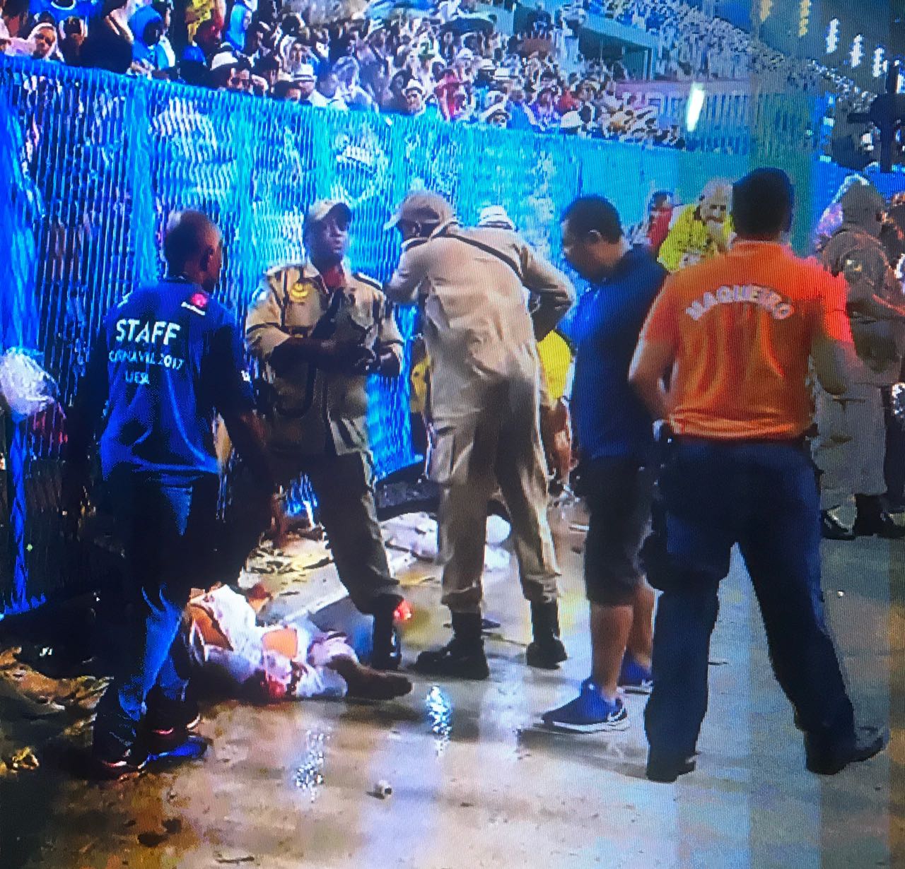 Acidente com carro alegórico deixa 4 feridos no Sambódromo