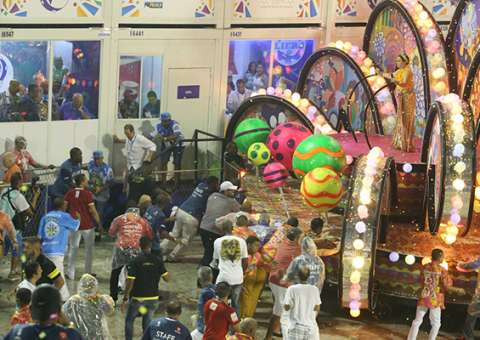 Aos menos 8 pessoas ficam feridas após grave acidente com carro alegórico na Sapucaí