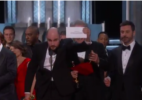 Gafe inacreditável causa 'climão' no Oscar 2017
