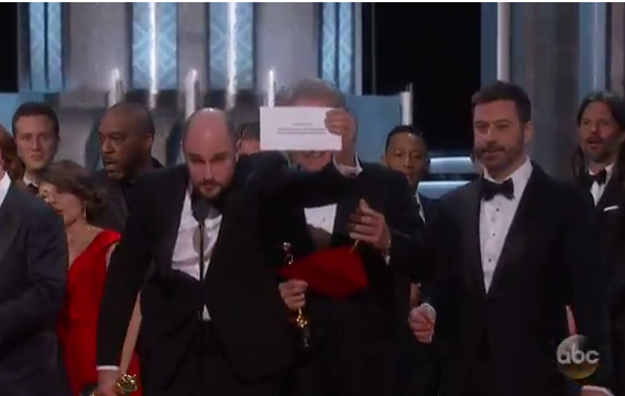 Gafe inacreditável causa 'climão' no Oscar 2017