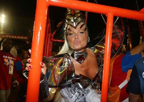 Xuxa deixa bumbum à mostra com fantasia ousada e namorado elogia