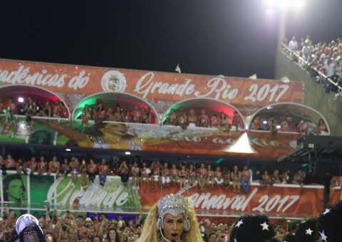 Sabrina Sato abusa de fantasia cavadíssima e mostra quase tudo na Sapucaí