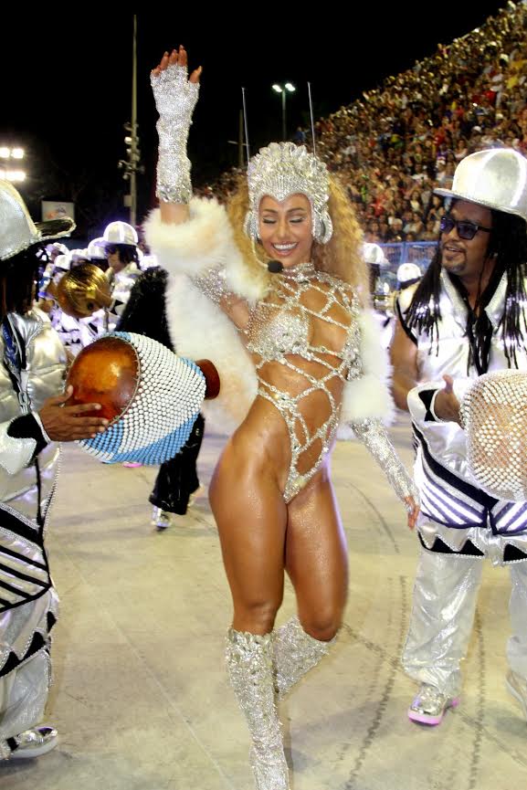 Sabrina Sato abusa de fantasia cavadíssima e mostra quase tudo na Sapucaí