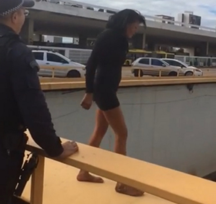 Mulher ameaça se jogar de Rodoviária e é salva por policial. Veja vídeo 