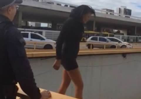 Mulher ameaça se jogar de Rodoviária e é salva por policial. Veja vídeo 