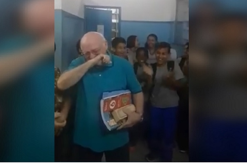 Professor ganha homenagem de alunos em seu último dia de aula e cena emociona 