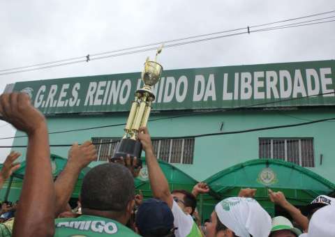 Foliões comemoram a vitória da Reino Unido em Manaus