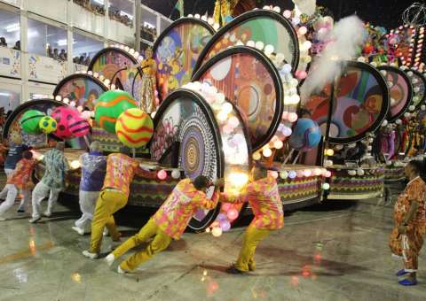 Carro alegórico que feriu 20 pessoas na Sapucaí estava com roda danificada, afirma perícia