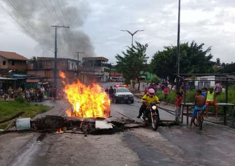 Populares fecham avenida após segunda de Carnaval chuvosa em Manaus