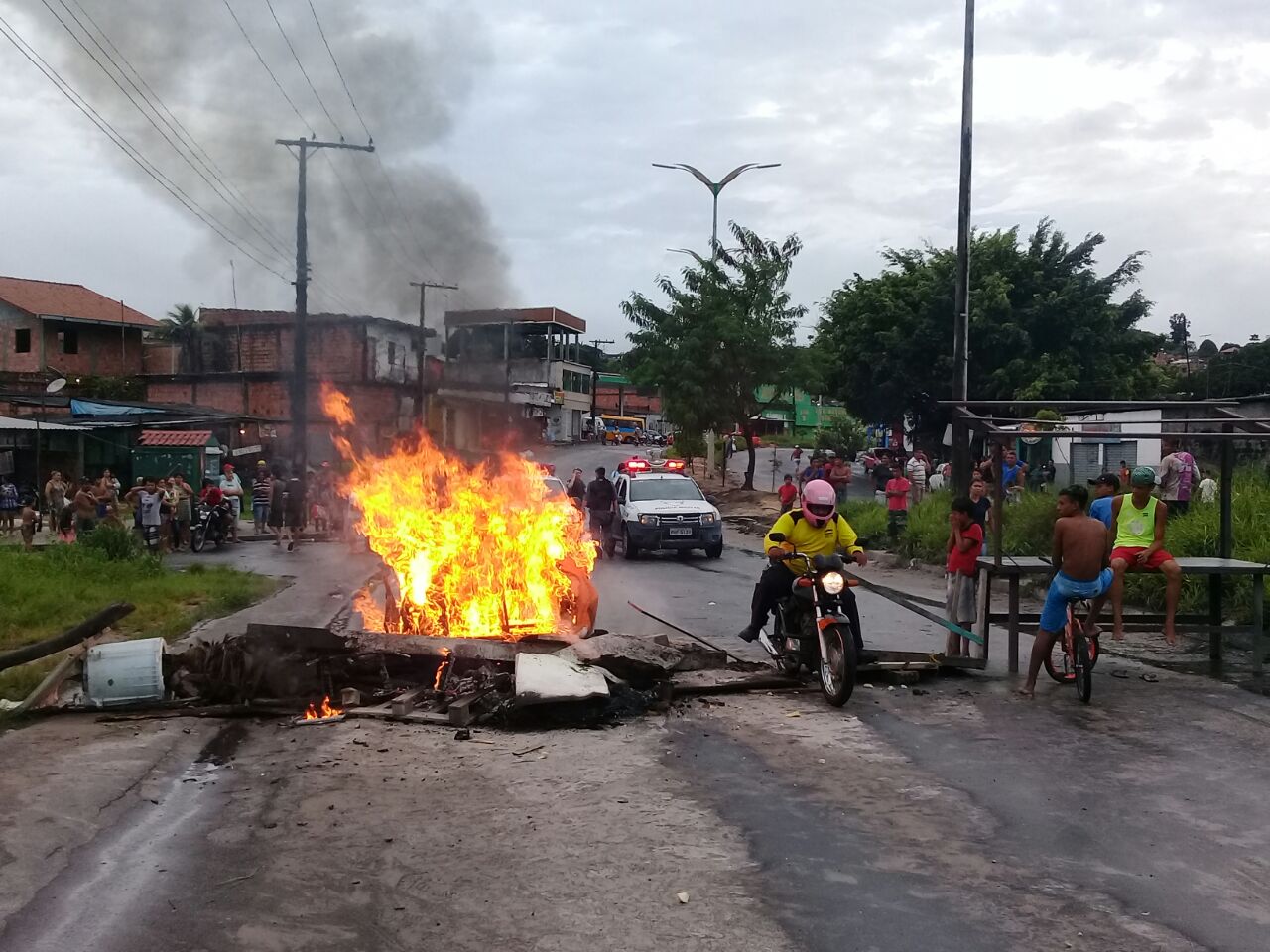 Populares fecham avenida após segunda de Carnaval chuvosa em Manaus