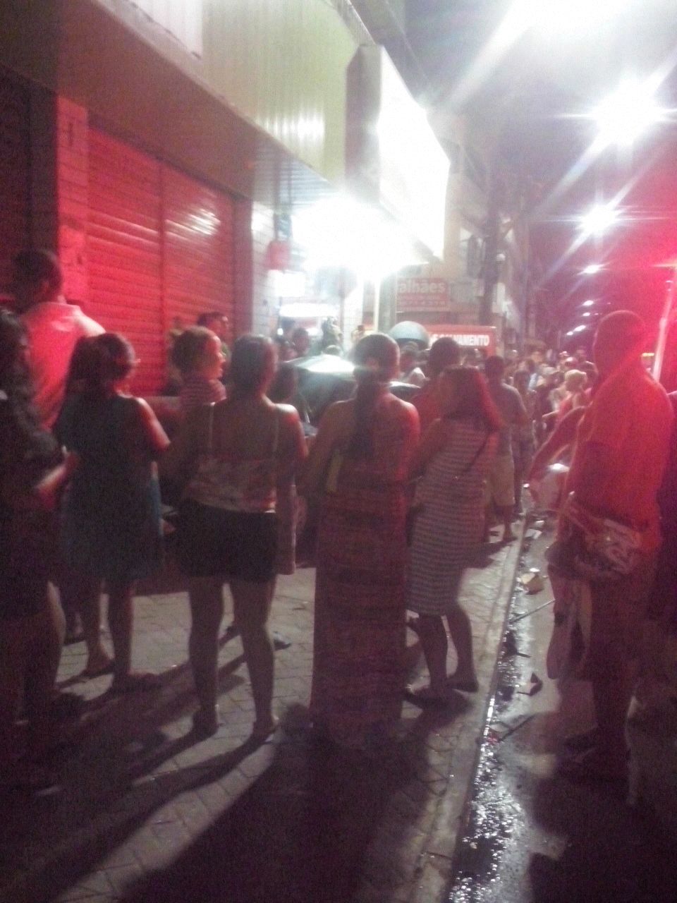 Colisão entre caminhão e carro deixa três pessoas feridas em Manaus