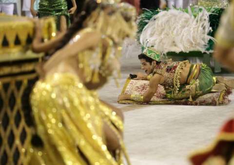 Vídeo: Mocidade tem Aladim 'real' com tapete que voa sobre Sapucaí