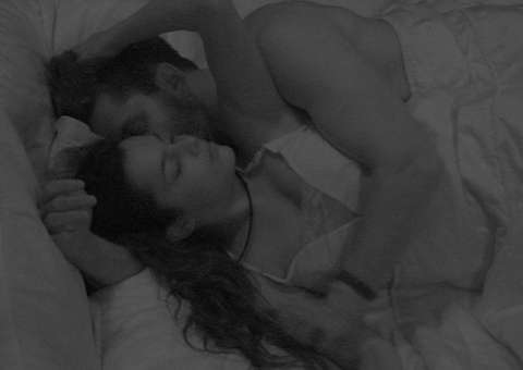 BBB17: Emilly e Marcos trocam carícias e esquentam edredom no Quarto do Líder