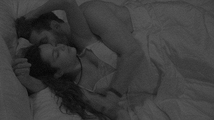 BBB17: Emilly e Marcos trocam carícias e esquentam edredom no Quarto do Líder
