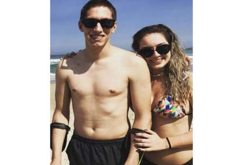 Jackson Follmann curte feriado na praia ao lado da noiva