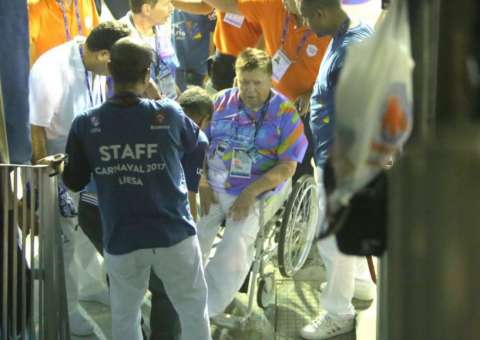 Boni passa mal e deixa Sapucaí de cadeira de rodas