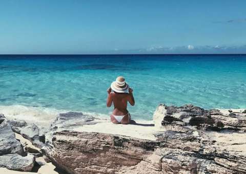 Sem Neymar, Bruna Marquezine aparece de topless no Caribe 