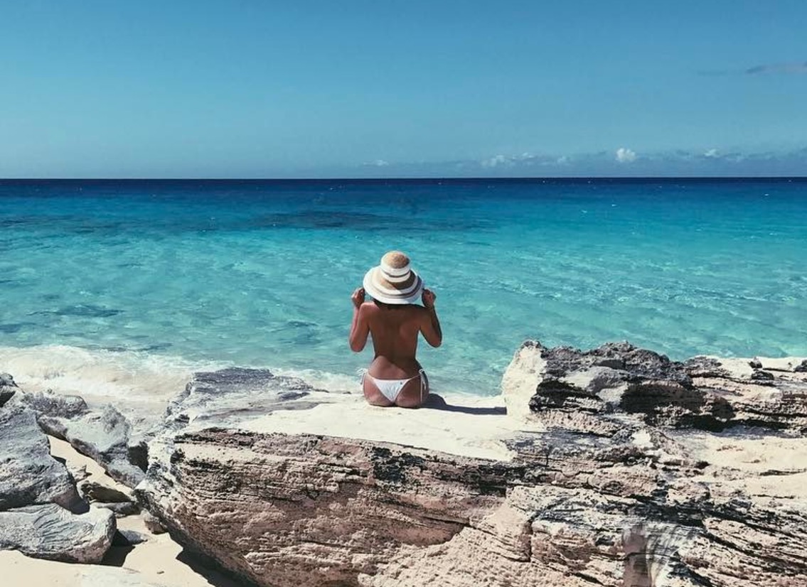 Sem Neymar, Bruna Marquezine aparece de topless no Caribe 