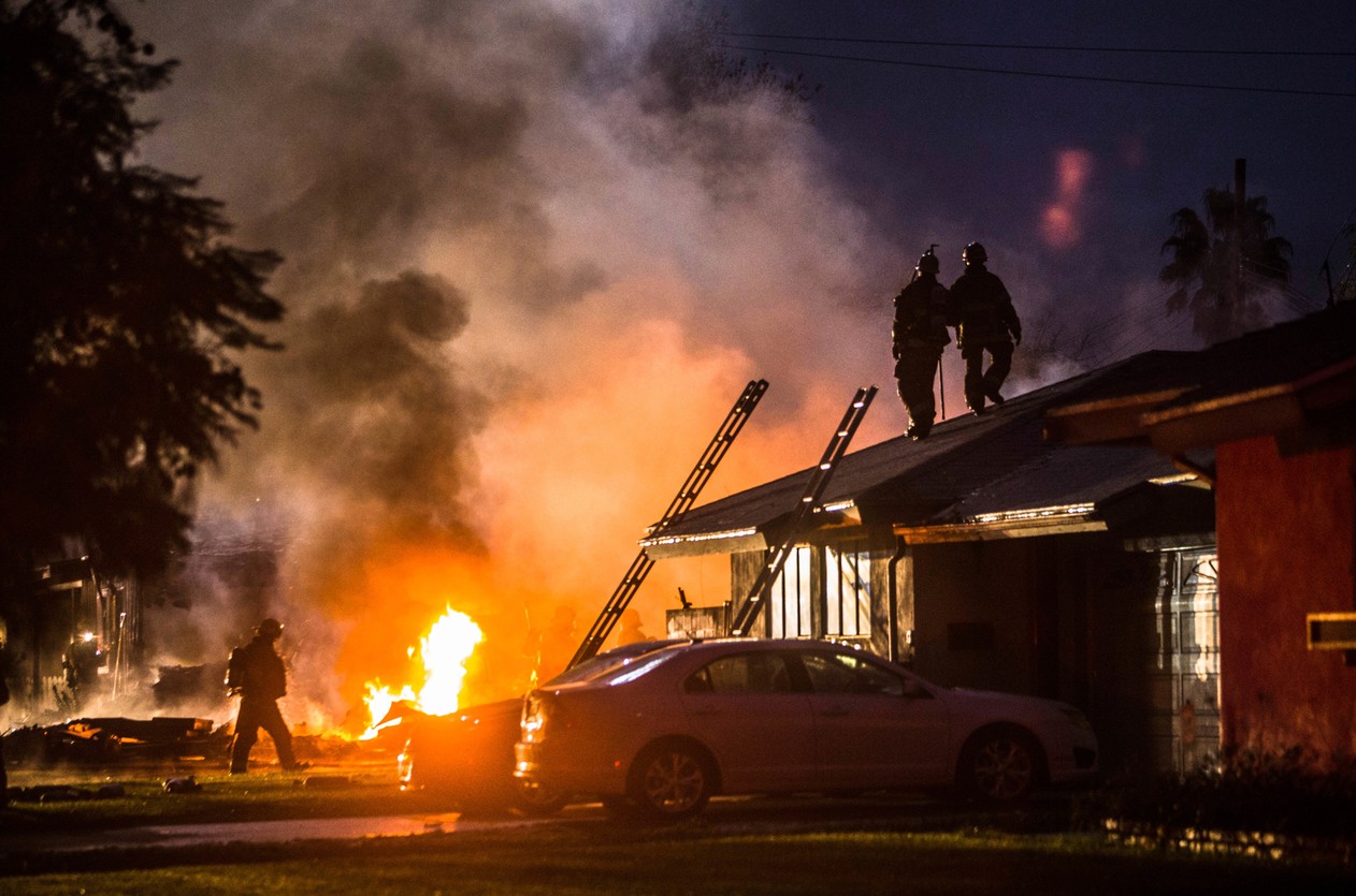 Avião cai sobre casas e deixa pelo menos quatro mortos e cinco desaparecidos