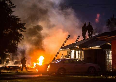 Avião cai sobre casas e deixa pelo menos quatro mortos e cinco desaparecidos