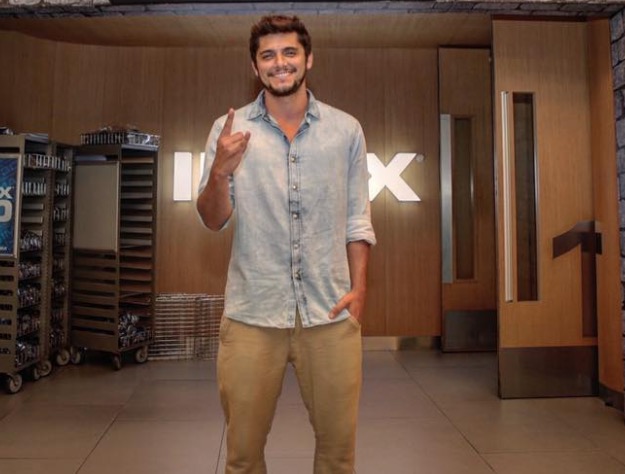 Após flagra, Bruno Gissoni dá piti com paparazzo em camarote no Carnaval