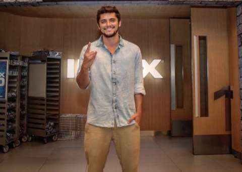 Após flagra, Bruno Gissoni dá piti com paparazzo em camarote no Carnaval