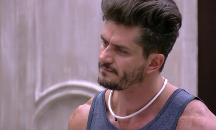 BBB17: Durante briga, Marcos cogita votar em Emilly e justifica “Egoísta”