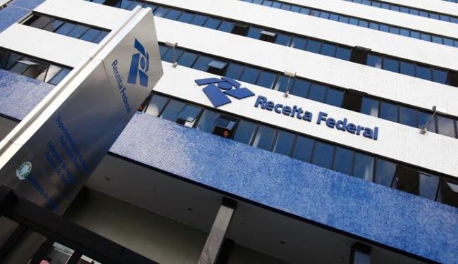 Brasileiros que moram fora têm até hoje para informar saída à Receita Federal