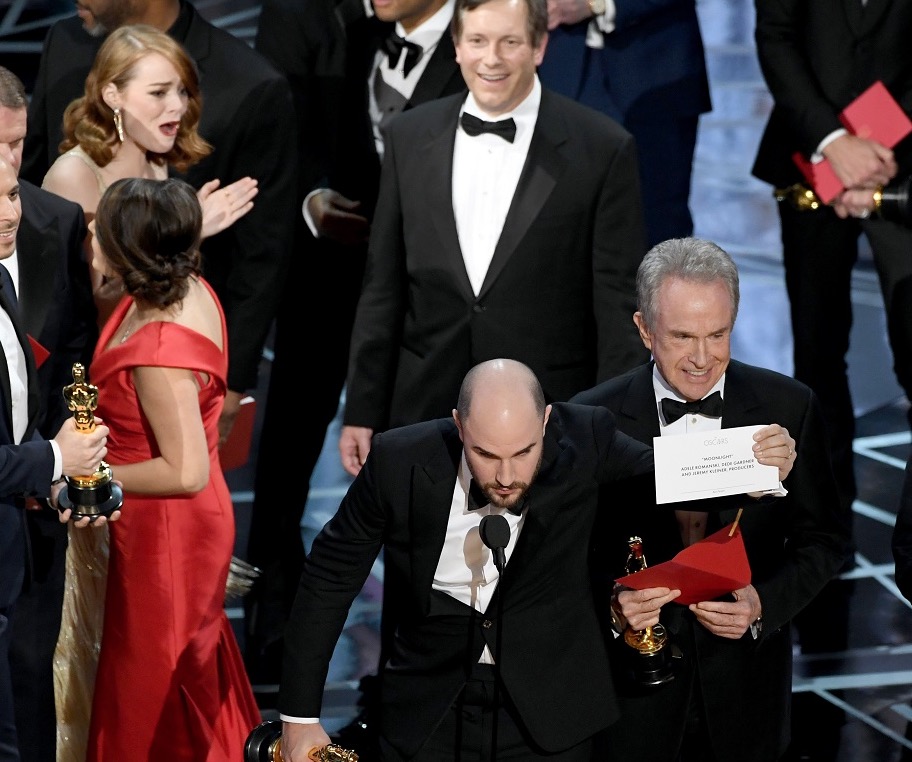   Responsável por envelope tuitava no final da cerimônia do Oscar