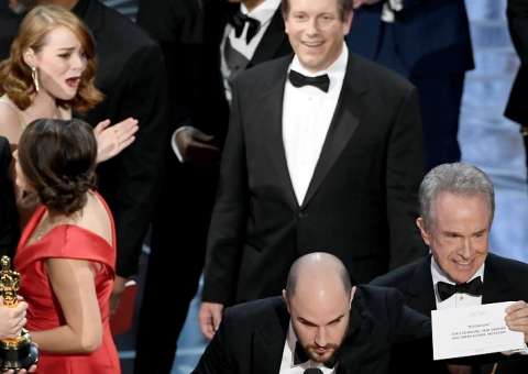   Responsável por envelope tuitava no final da cerimônia do Oscar