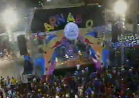 Carro alegórico encosta em fio de alta tensão e duas pessoas morrem no Amazonas