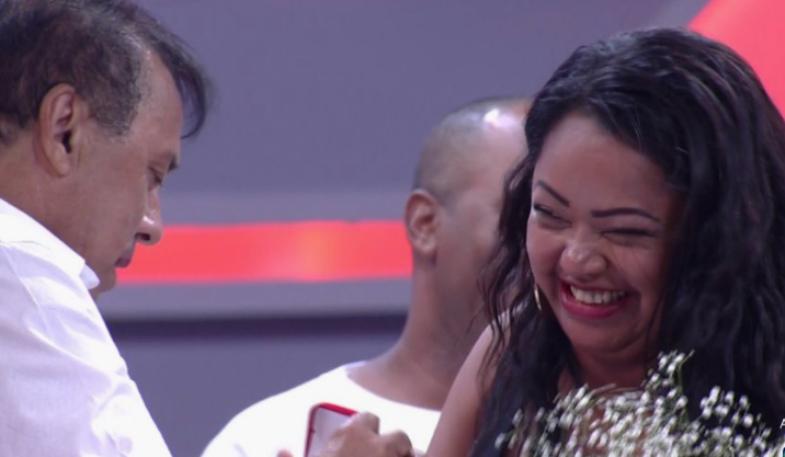 Após ser eliminada, Elis recebe pedido de casamento 