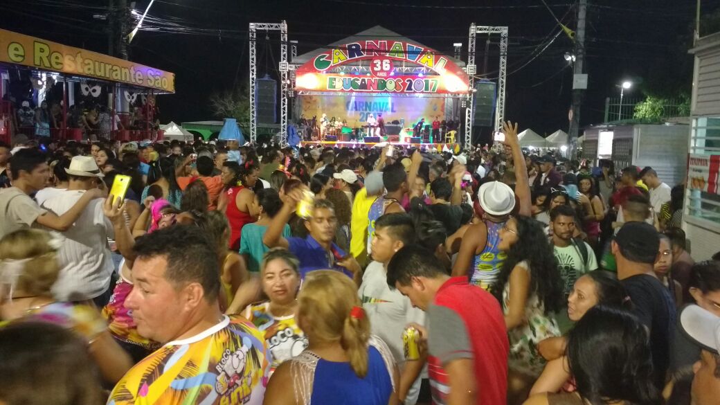 Como tradição Educandos anina noite de carnaval em Manaus