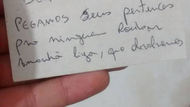 Jovem deixa vidro do carro aberto e recebe bilhete com aviso de suposto ladrão