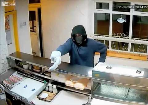 Ladrão tenta assaltar lanchonete armado com uma banana