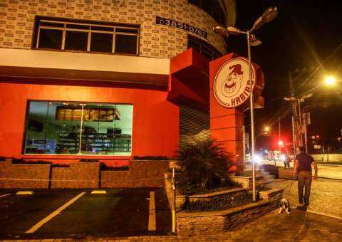 Adolescente morre na frente do Habib’s após ser agredido por seguranças do estabelecimento 