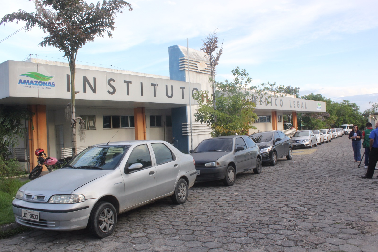 Com tiro na cabeça, jovem é encontrado caído em rua de Manaus