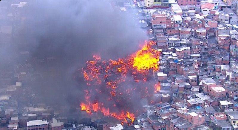 Incêndio de grandes proporções atinge favela de Paraisópolis