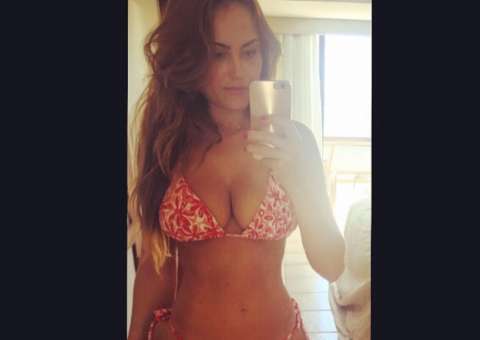 Ellen Rocche posta foto de biquíni após perder 8kg