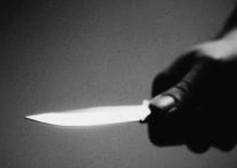 Homem acerta facada em si mesmo só para faltar no trabalho