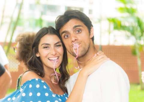 Mulher de Felipe Simas mostra foto fofa da filha recém-nascida