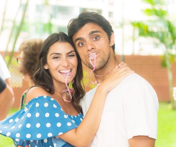 Mulher de Felipe Simas mostra foto fofa da filha recém-nascida