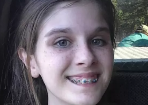 Jovem faz 'selfie' e flagra suposto fantasma ao lado do irmão