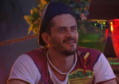 BBB17: Na Festa Gaúcha, Roberta fala sobre Marcos: 'Olhando e desejando as duas'