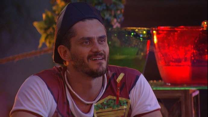 BBB17: Na Festa Gaúcha, Roberta fala sobre Marcos: 'Olhando e desejando as duas'
